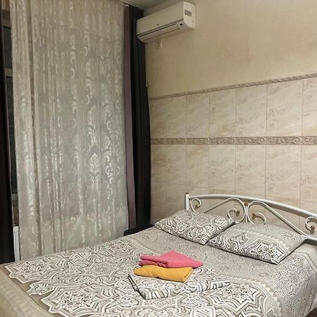 Studio Apartment Metro Pechersk Kiev Exteriör bild