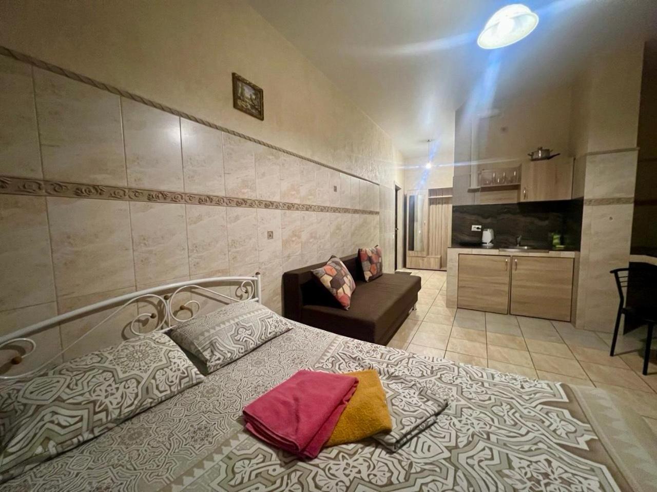 Studio Apartment Metro Pechersk Kiev Exteriör bild