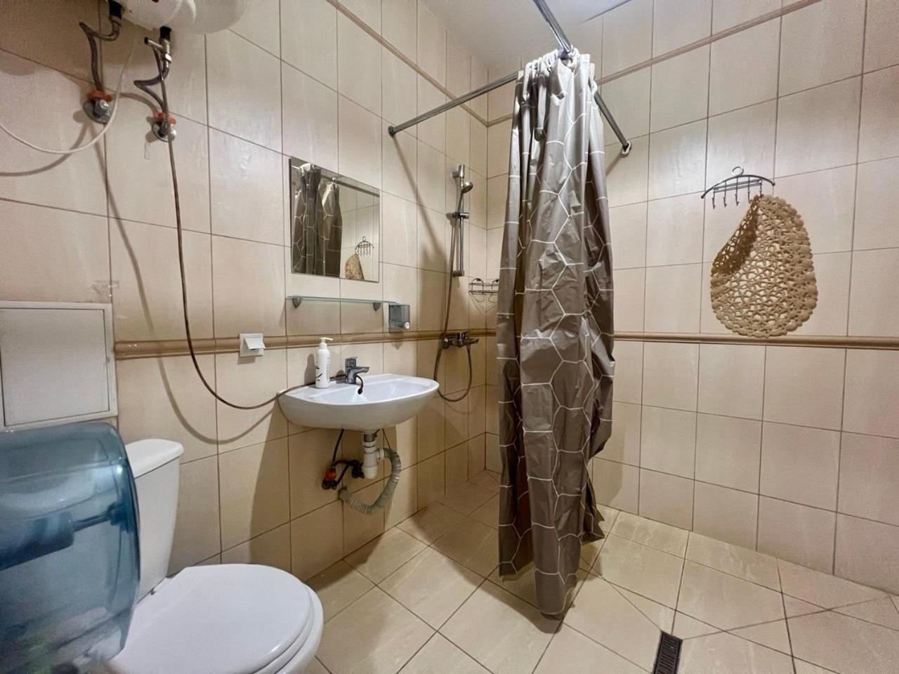 Studio Apartment Metro Pechersk Kiev Exteriör bild