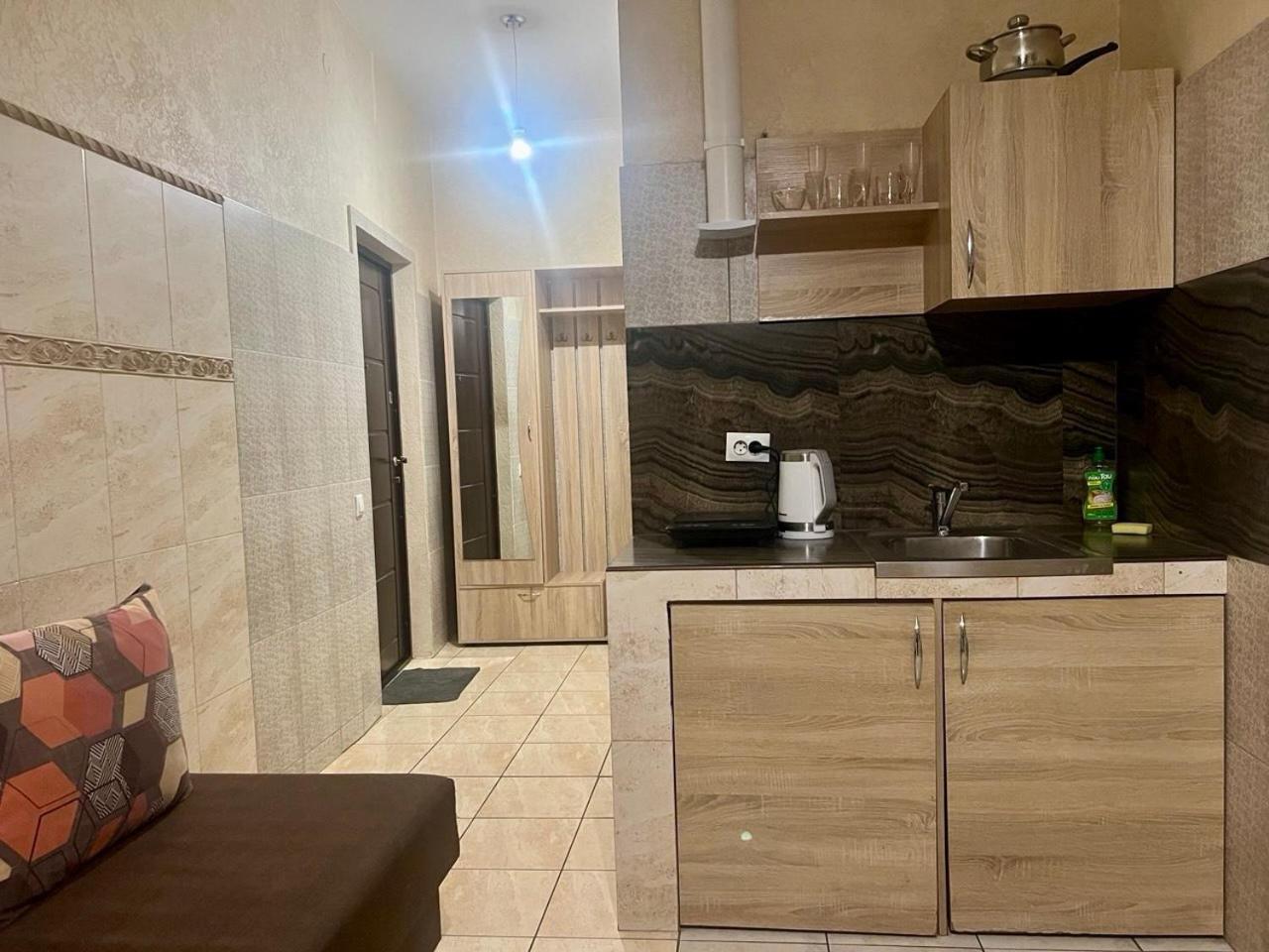 Studio Apartment Metro Pechersk Kiev Exteriör bild